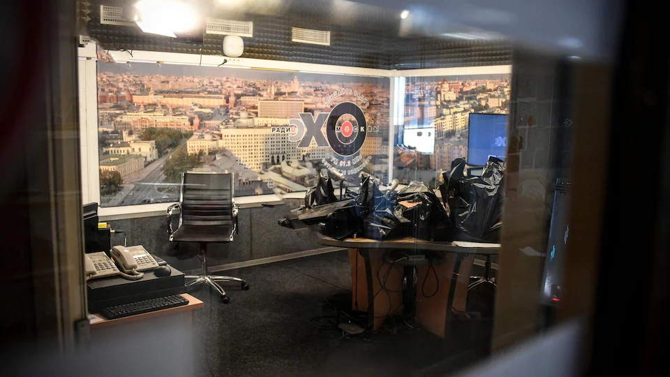 Un studio de radio fermé derrière une vitre, à la station de la radio Écho de Moscou.