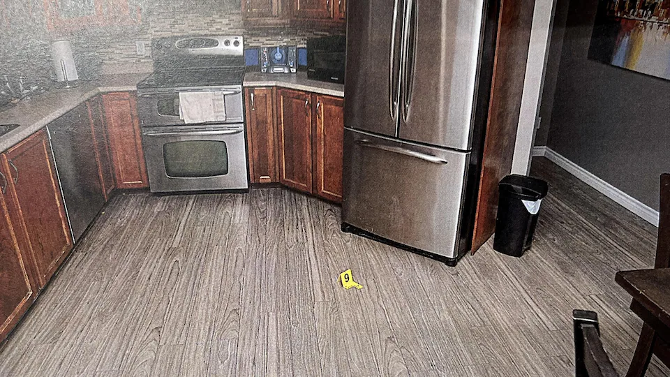 Un marqueur jaune est déposé sur le sol de la cuisine chez Mario Lafontaine.