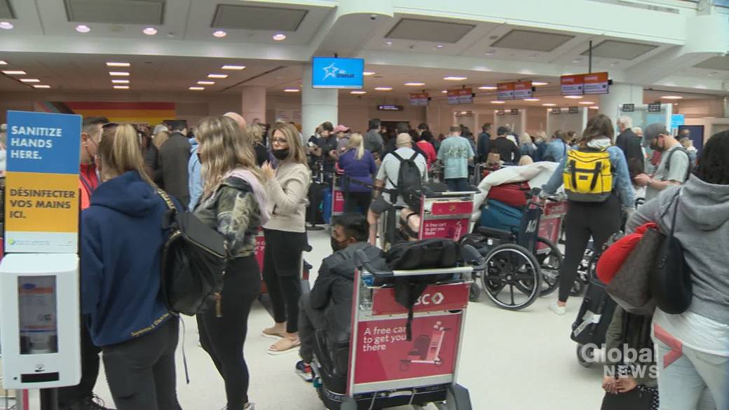 Click to play video: 'Hundreds of Sunwing passengers stuck in Toronto'