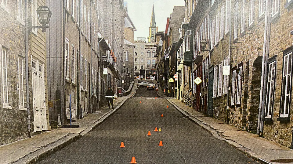 De nombreux petits cônes orange ont été déposés au sol par les policiers.