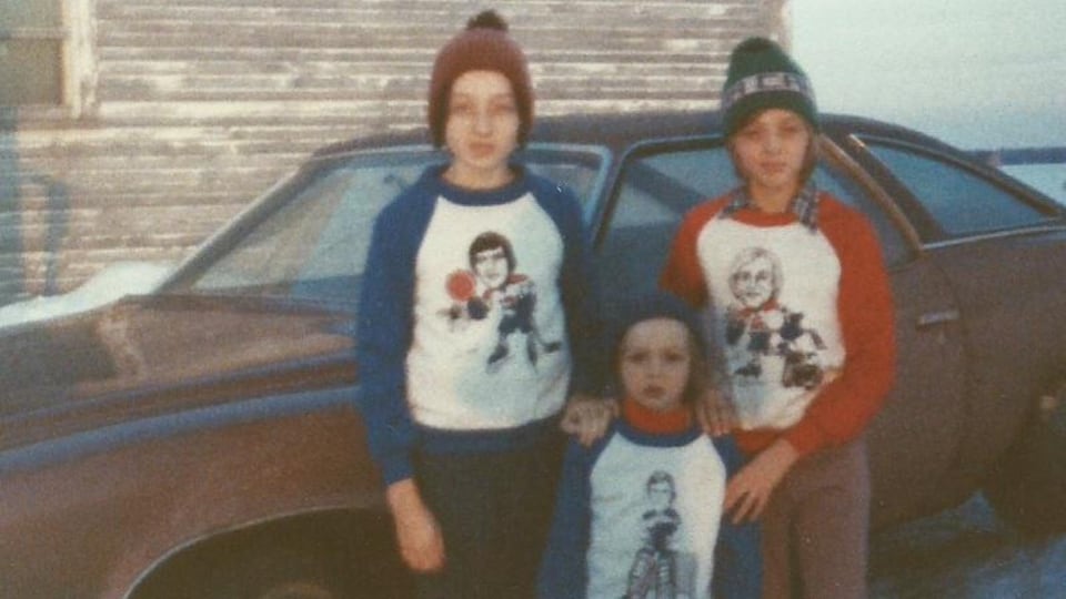 trois jeunes garçons portant des chandails à l'effigie de joueurs du Canadien.