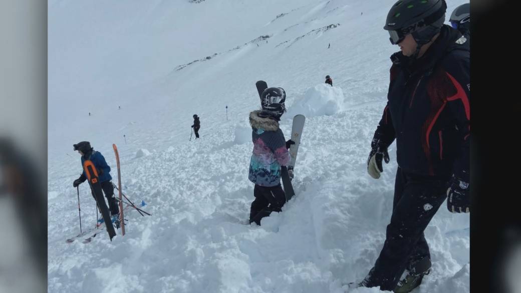 Click to play video: 'Nanaimo teen hailed a hero after rescuing woman buried in avalanche'