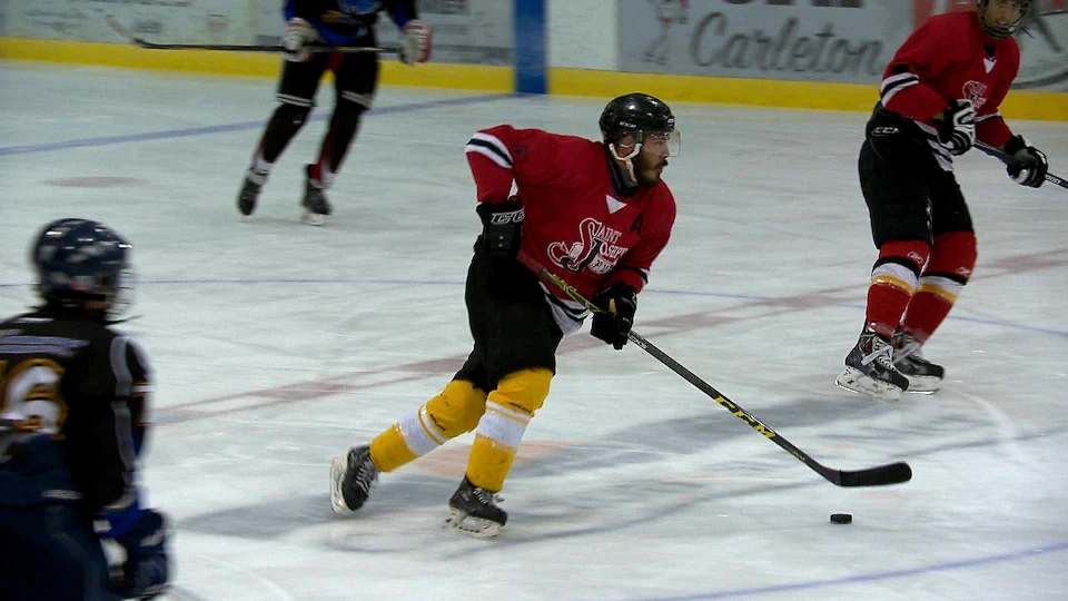 Joueur de hockey à l'aréna de Carleton-sur-mer