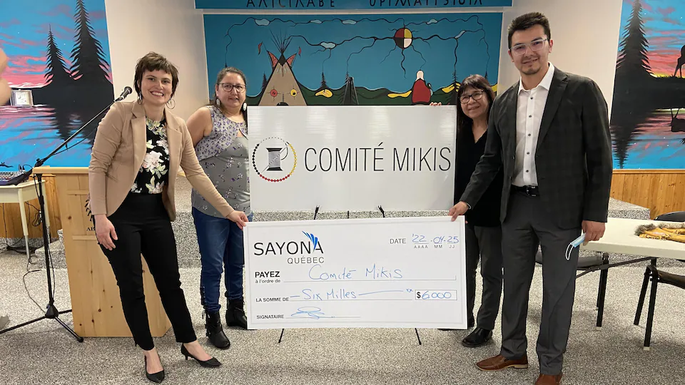 Cindy Valence, de Sayona, Angie Kistabish, Sandra Rankin et Sylvester Trapper dévoilent le logo du Comité Mikis et le chèque de 6000 $ remis par Sayona.