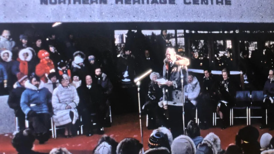 Une pesonne tient un discours devant une foule pour l'ouverture d'un musée aux T.N.-O.