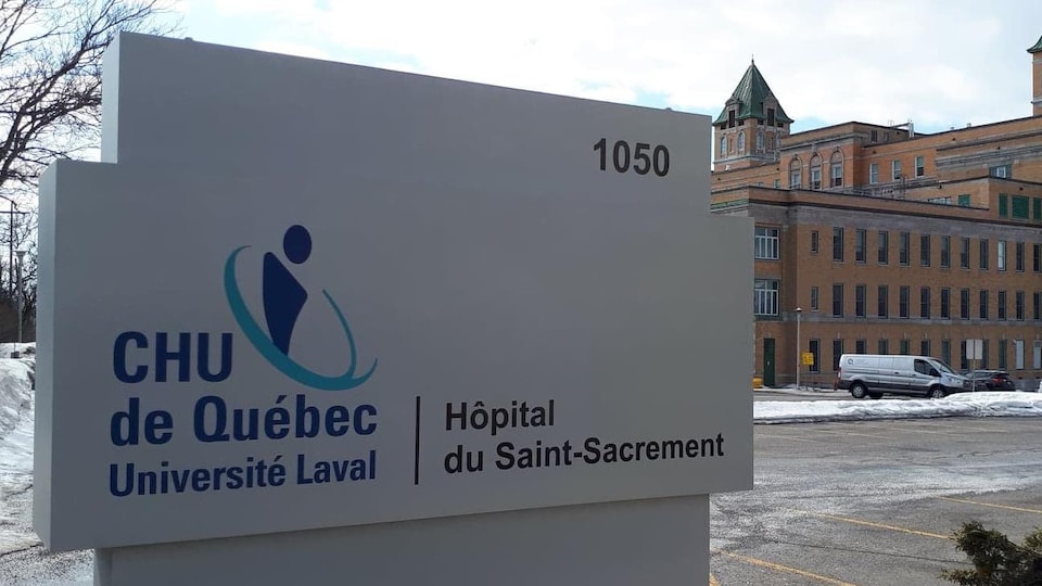 A sign at the Hôpital du Saint-Sacrement and the CHU de Québec-Université Laval in winter.