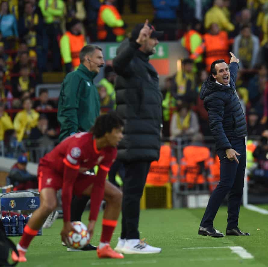 Villarreal manager Unai Emery (right) and his Liverpool counterpart Jurgen Klopp call for a throw-in.