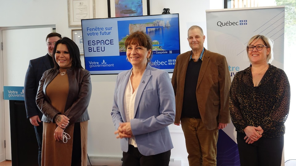 Gathered together are Samuel Parisé, Warden of the MRC du Rocher-Percé, Jeannette Martin, Communications and Policy Manager for Gesgapegiag, Nathalie Roy, Minister of Culture, Éric Dubé, Warden of the MRC de Bonaventure and Cathy Poirier, Mayor of Percé . 