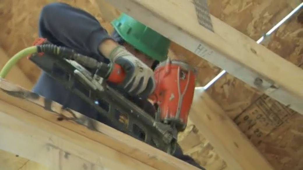 Click to play video: 'Labor and materials shortages could hit Canada's housing target'