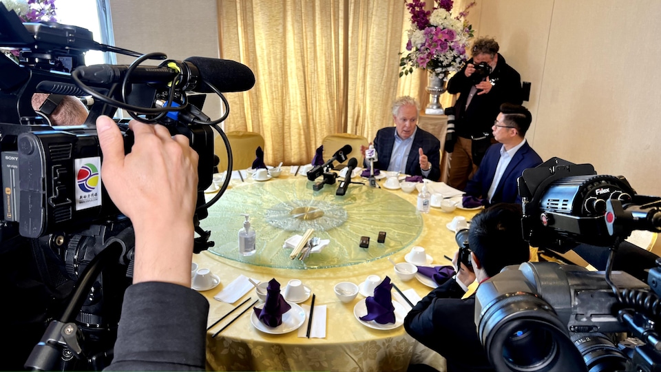 Jean Charest giving an interview to a Chinese journalist.