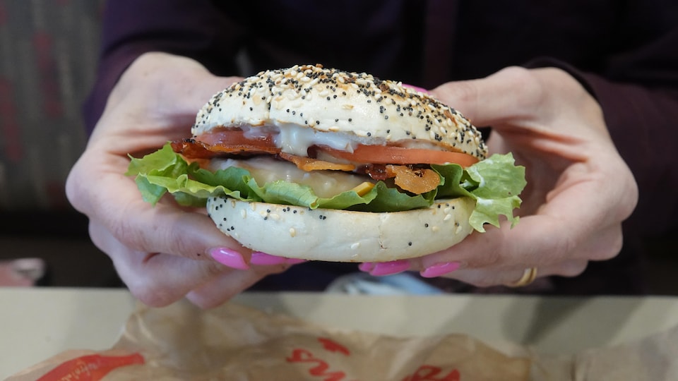 A bagel, with an egg, bacon, lettuce, tomatoes and mayonnaise.