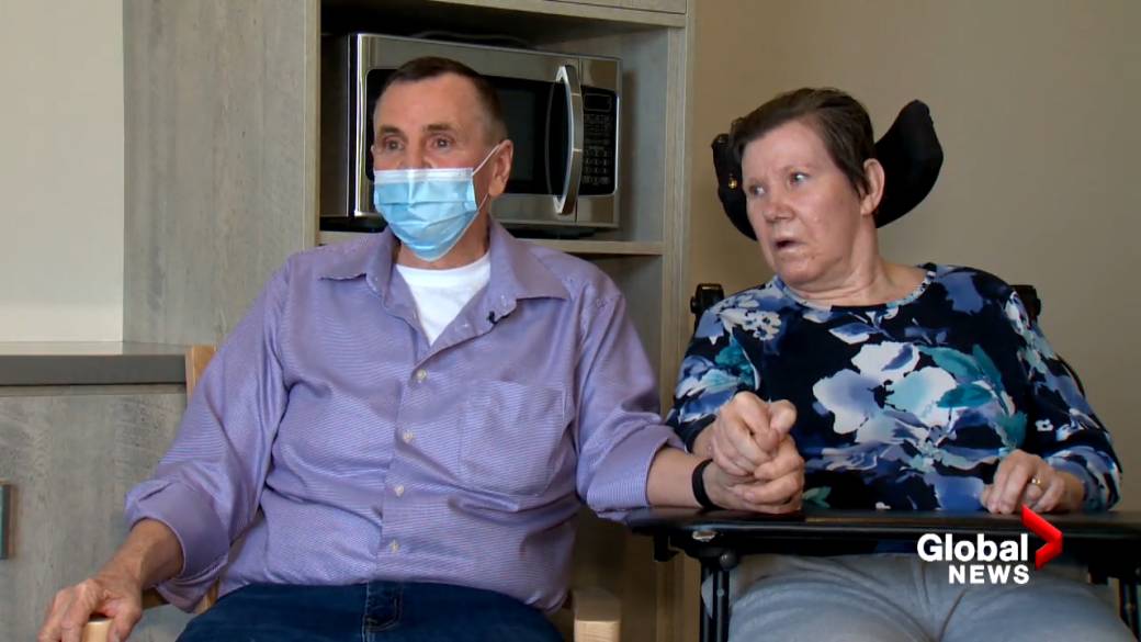 Click to play video: 'COVID-19 outbreaks hit Calgary long-term care facilities as fourth dose campaign underway'