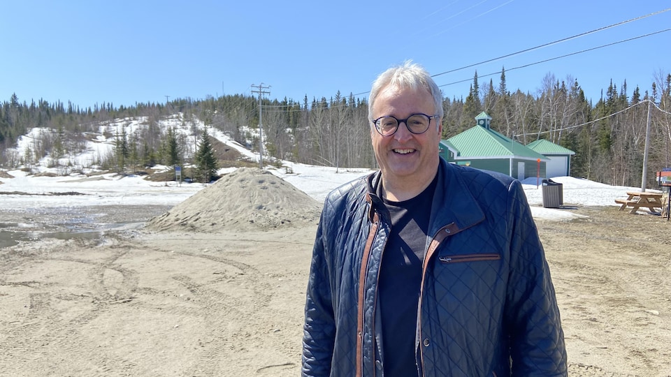 Regional Minister and MNA for Abitibi-Est Pierre Dufour, at the foot of Mont-Bell, in Senneterre.