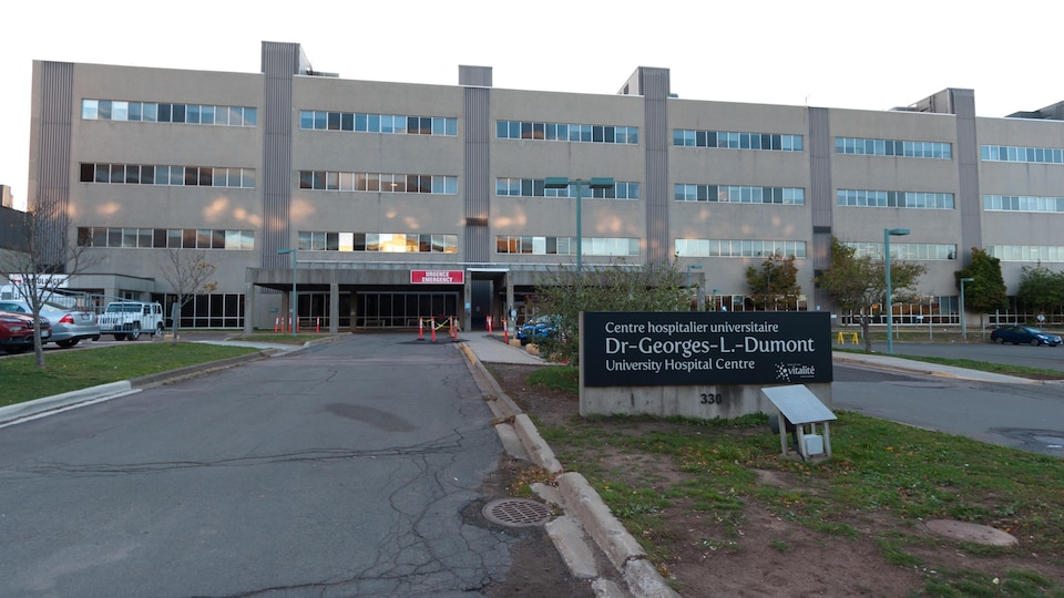 Hospital building and sign in front.
