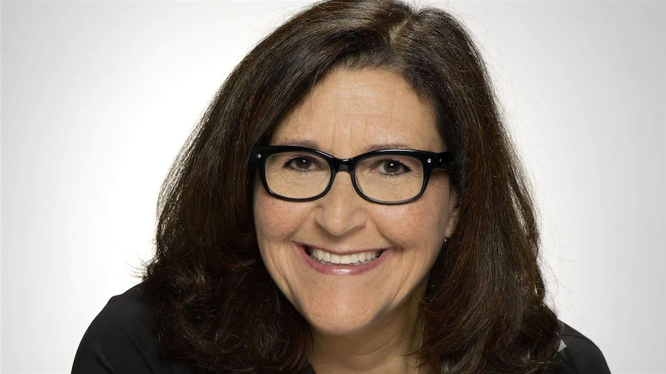 Portrait de la femme souriant sur fond blanc.