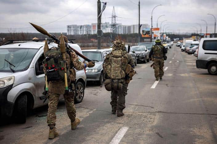 Ukraine troops soldiers sniper rifles RPG Irpin