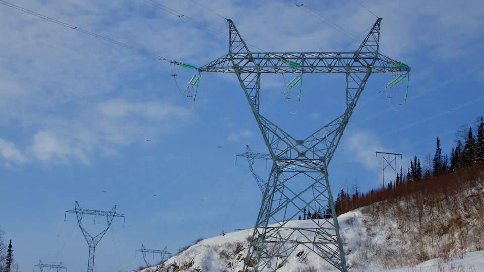 Une photo de pylônes électriques à proximité de la future centrale de Muskrat Falls au Labrador