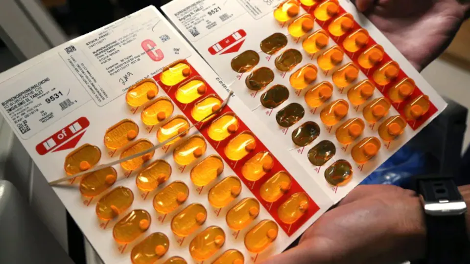 Un homme montre des gélules de la buprénorphine, un médicament de substitution à des drogues plus toxiques