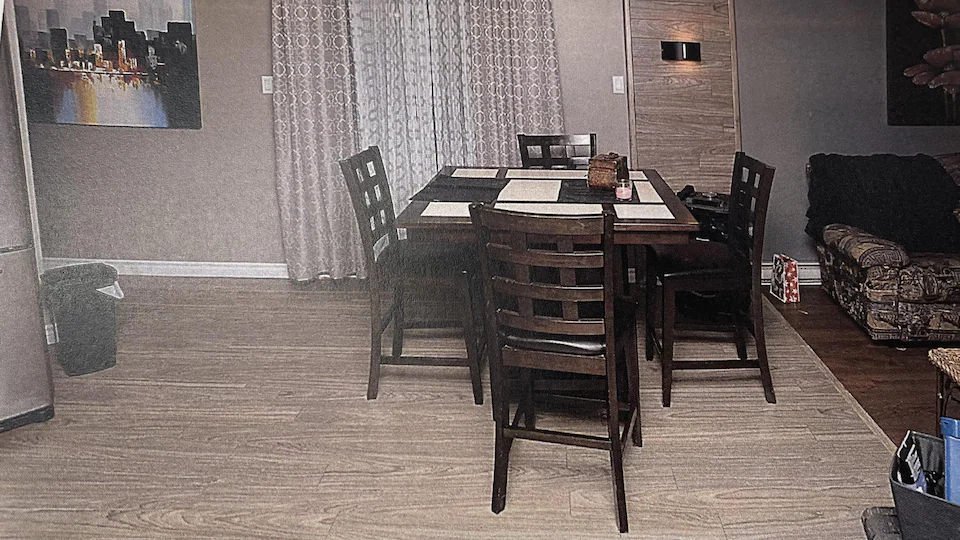 Une vue d'ensemble de la salle à manger du domicile de Mario Lafontaine.