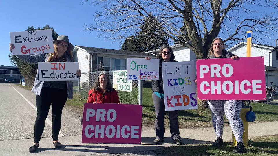 Rachel Dixon et trois autres femmes manifestent pour le droit à l'avortement.