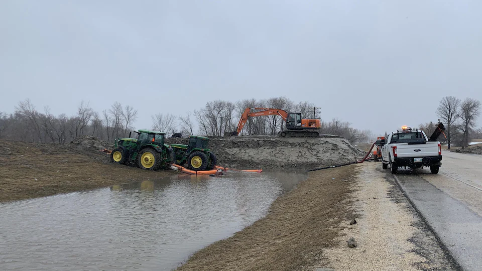 Au Manitoba, la municipalité de St-Adolphe bâtit une digue près de la route provinciale alors que l'eau continue de monter.