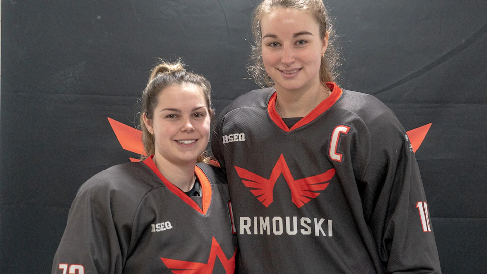 Les deux jeunes joueuses de hockey portent le maillot de leur équipe des Pionnières du Cégep de Rimouski. 