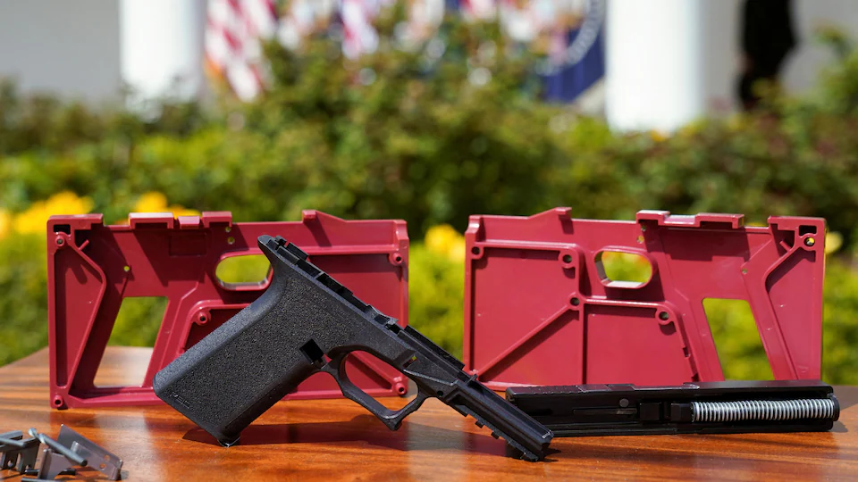 Une arme à assembler, en plusieurs parties, est sur une table dans la roseraie de la Maison-Blanche. 