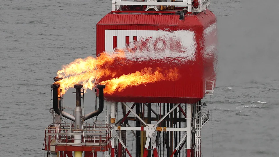 Une plateforme de la compagnie russe Lukoil en mer Caspienne.