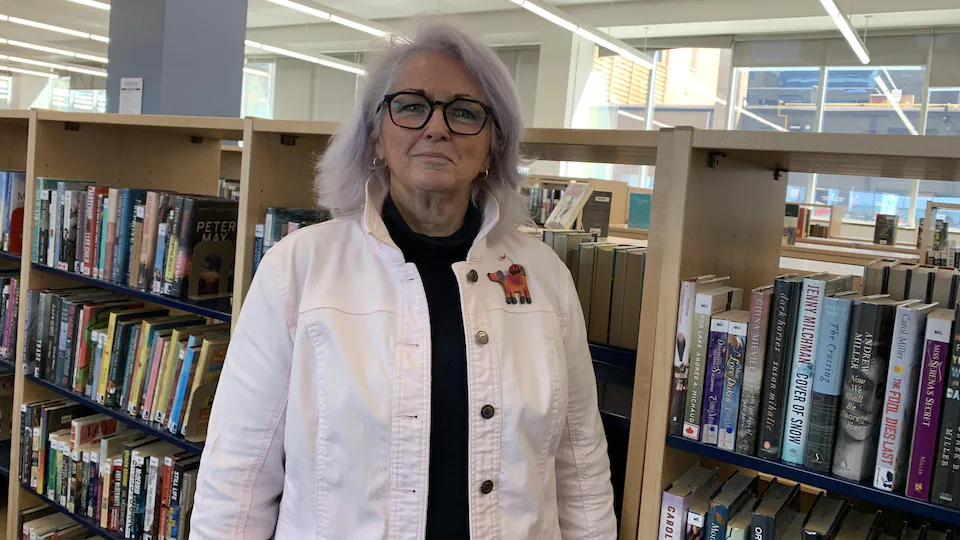 Ketty Pope, directrice générale de la bibliothèque municipale de Windsor se tient debout à l'intérieur de la bibliothèque.