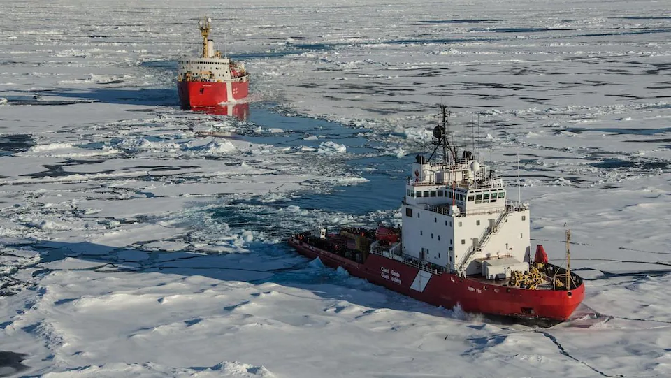 Deux bateaux dans une mer de glace.