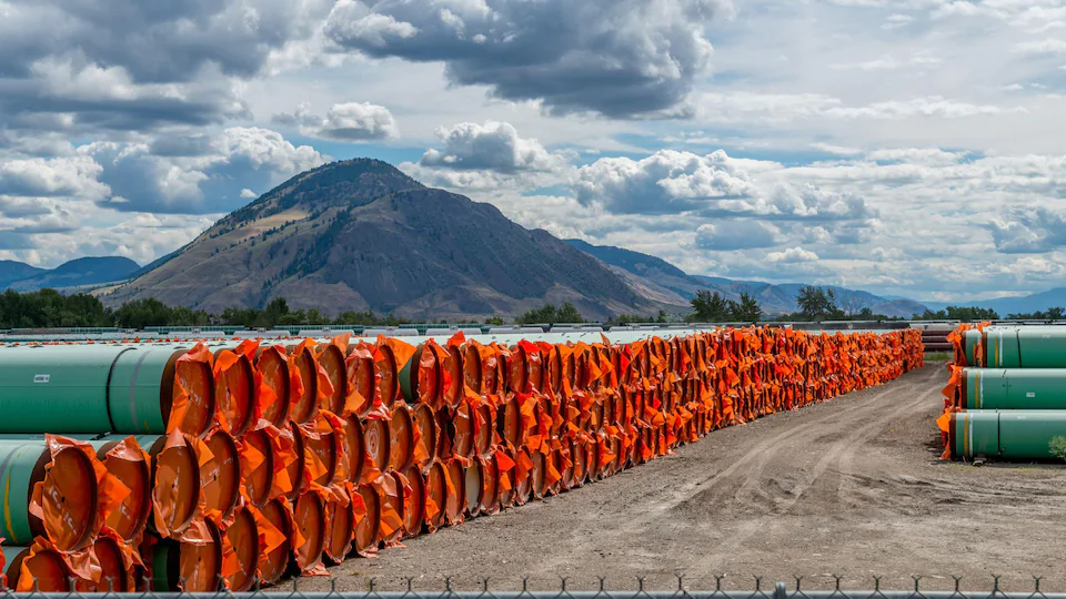 Des tubes en acier utilisés pour la construction d'un oléoduc dans le cadre du projet d'expansion Trans Mountain. 