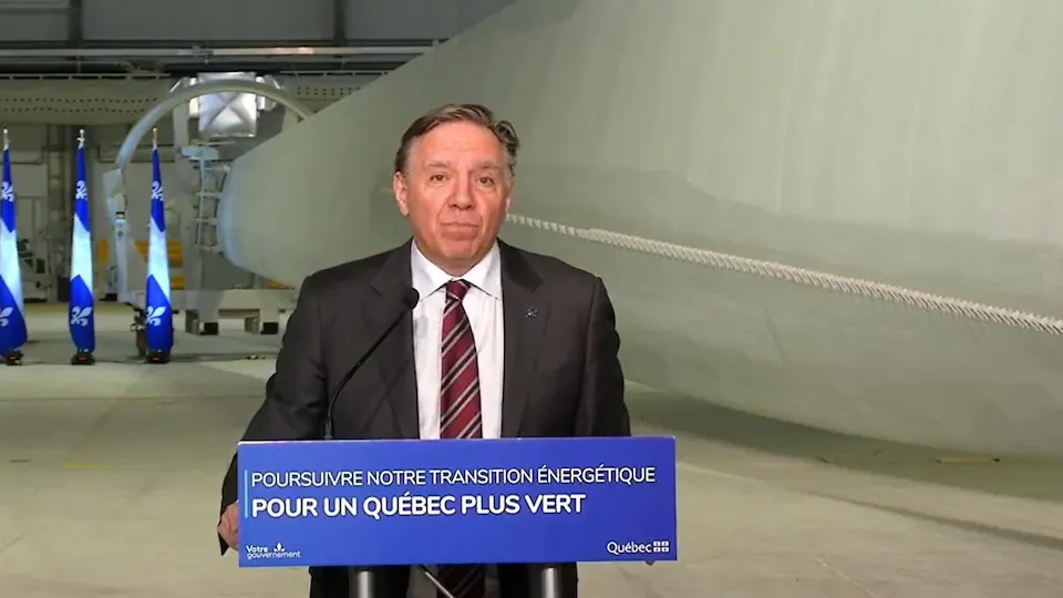 François Legault, premier ministre du Québec, debout derrière un lutrin.