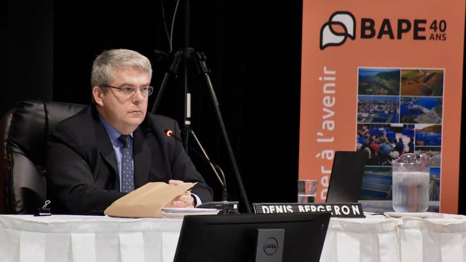 Denis Bergeron during the hearings on the Énergie Saguenay project.