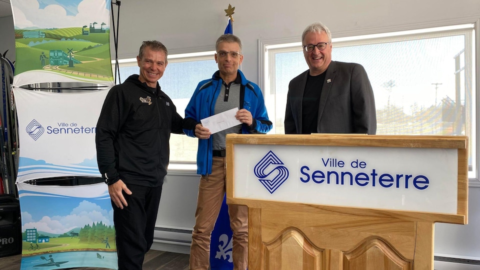 Regional Minister Pierre Dufour took the opportunity to present a check for 0 from his discretionary envelope to Éric Allaire and Gilles Fournier, from Senneterre on foot.