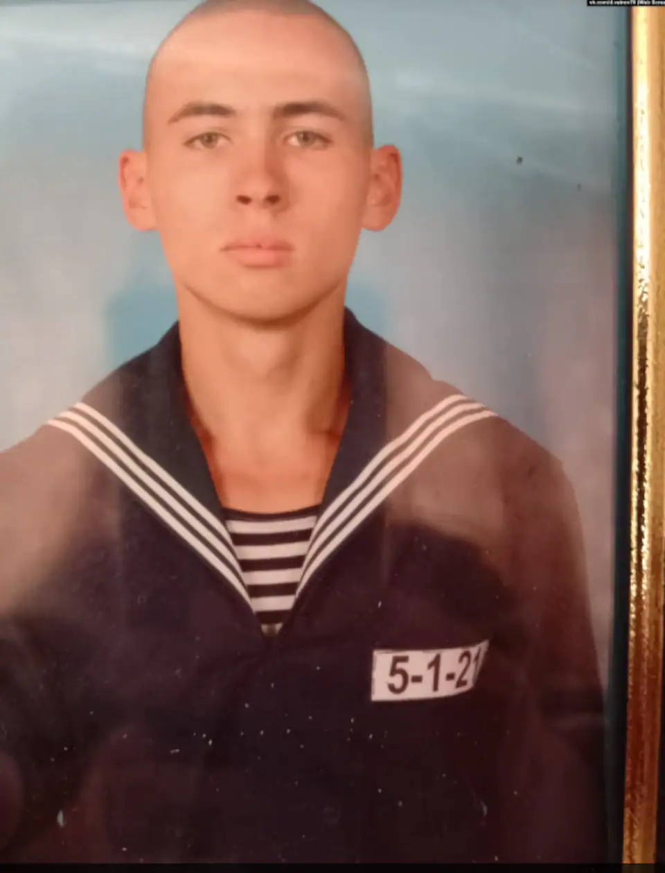 Un jeune homme en uniforme de la marine russe