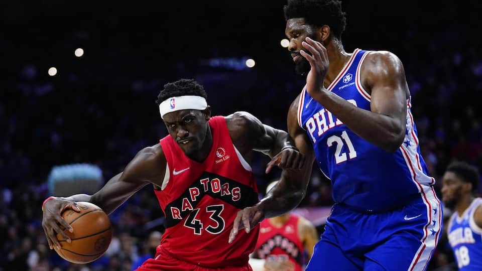 Pascal Siakam tries to attack the basket of the 76ers under the gaze of Joel Embiid.