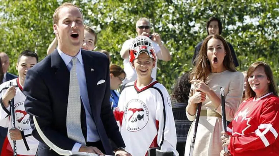 Le prince William et sa femme Kate lors d'une séance de tir au hockey de rue à Yellowknife.