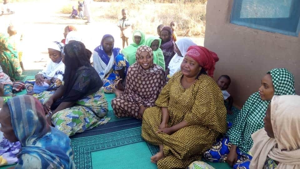 Plusieurs femmes, dont Fatou Mahamat, sont assises sur le sol. 