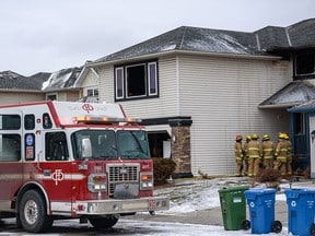 Des pompiers de Calgary sur les lieux d'un incendie mortel dans une maison de Douglas Ridge Green SE le 18 février 2022.