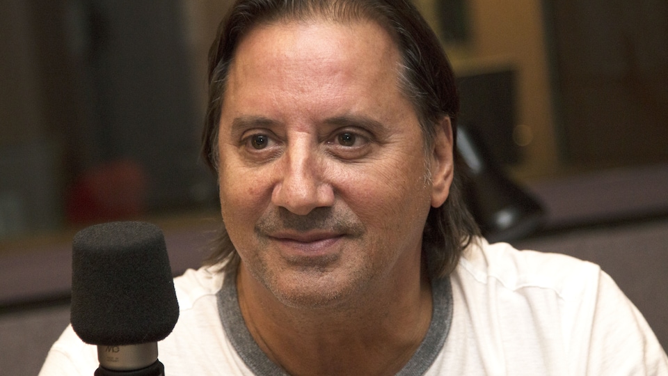 Daniel Vézina seated in front of a microphone.