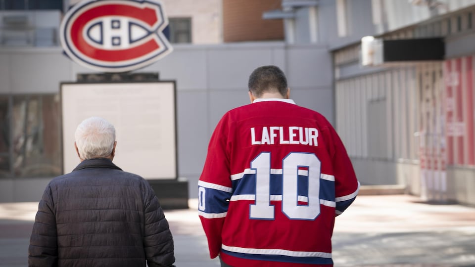 Two admirers gather in front of the Montreal Canadiens memorial.