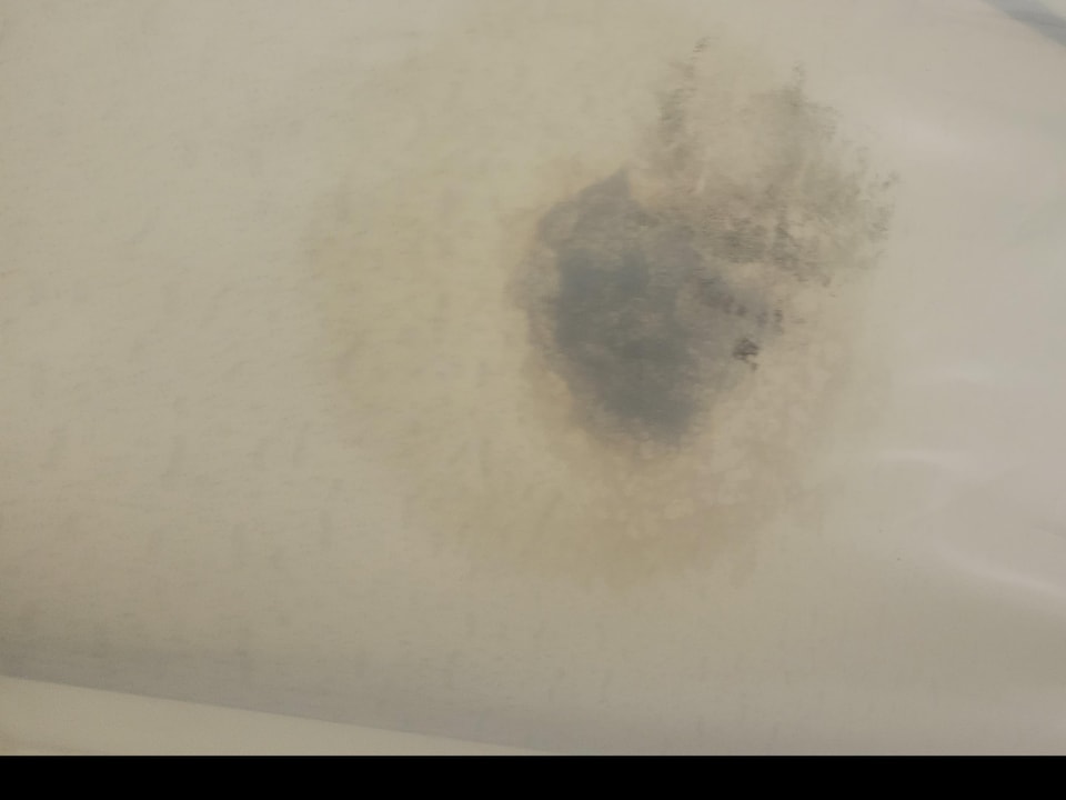 Mold appeared on the tarpaulins on the ceiling of the CHU Sainte-Justine laboratories.