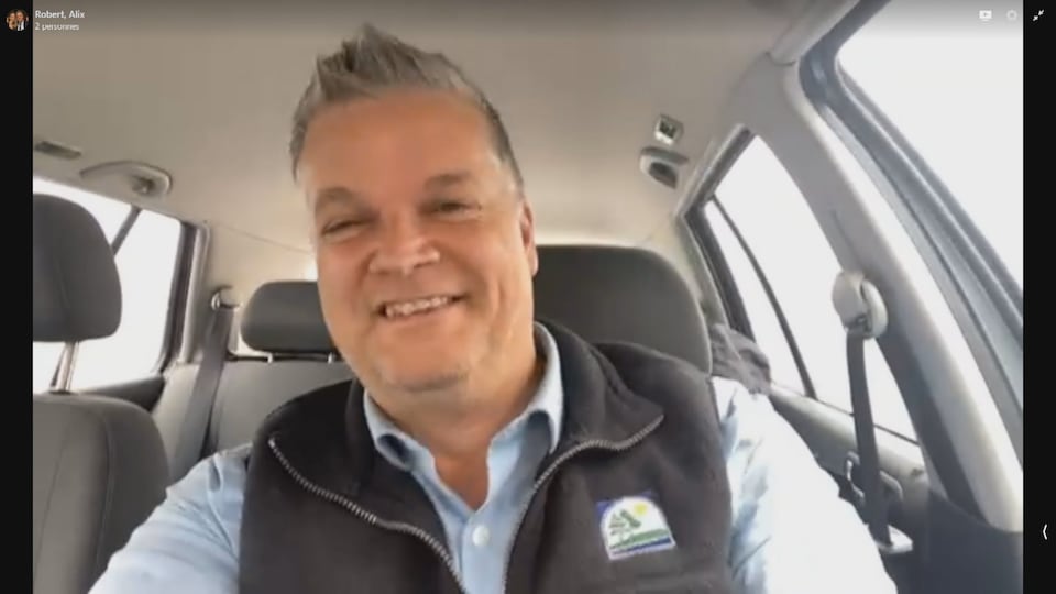 An interview made in the vehicle of Robert Gauvin, between two events of his campaign.  Robert Gauvin is smiling. 