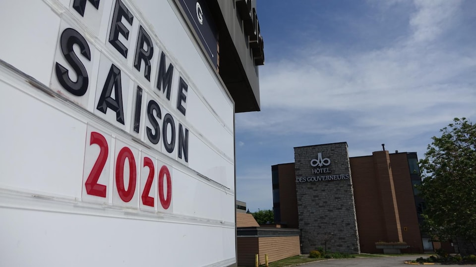 The sign for the Hôtel Gouverneur in Rimouski reads: closed season 2020.