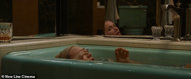 ¡Oh, no!  Otras escenas ven a Alice hundirse lentamente en un baño lleno a pesar de que su reflejo en el espejo permanece inmóvil.