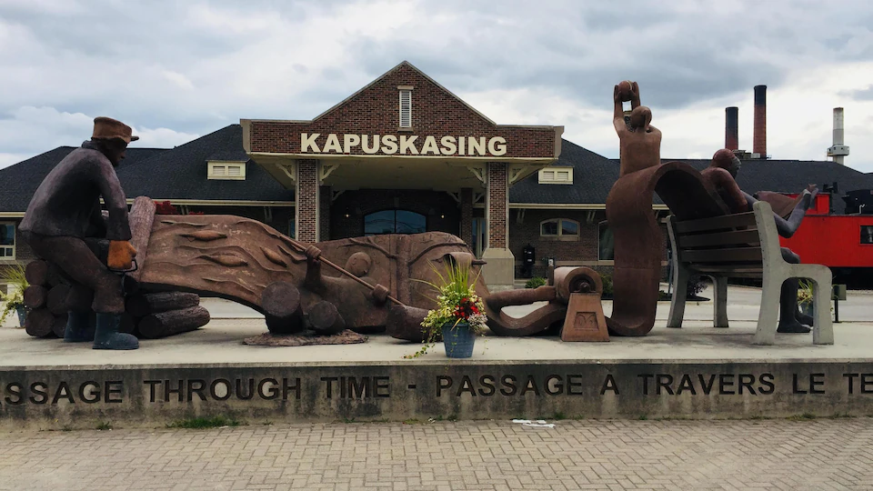 Le monument devant le Centre d'accueil de Kapuskasing.