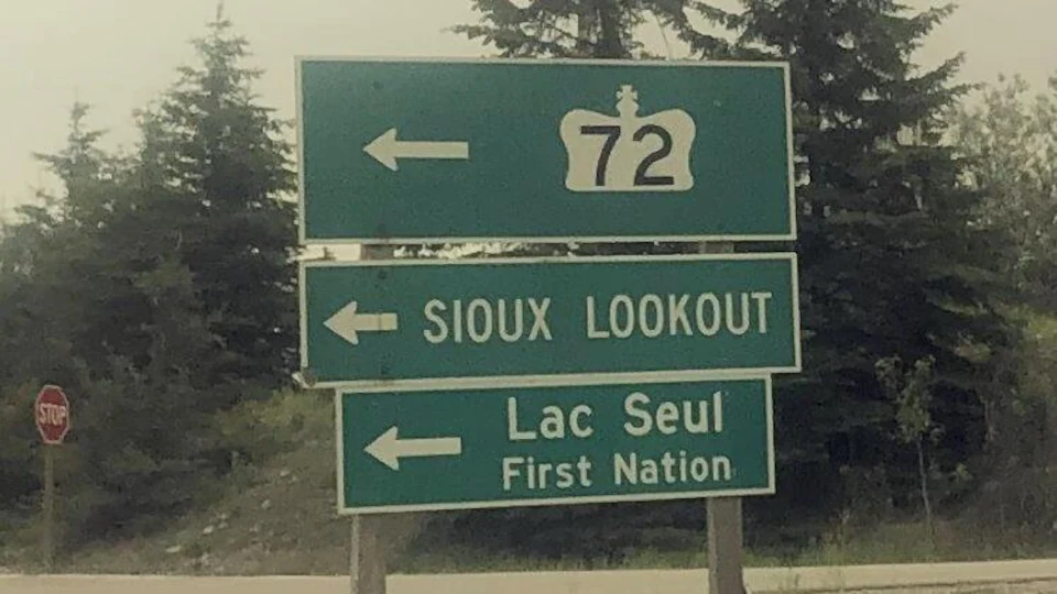 Le paneau routier indiquant la Première Nation Lac Seul.