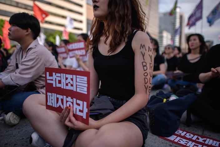 Protesters hold placards reading &#39;Abolish punishment for abortion&#39; as they protest South Korean abortion laws in Gwanghwamun plaza in Seoul on July 7, 2018.