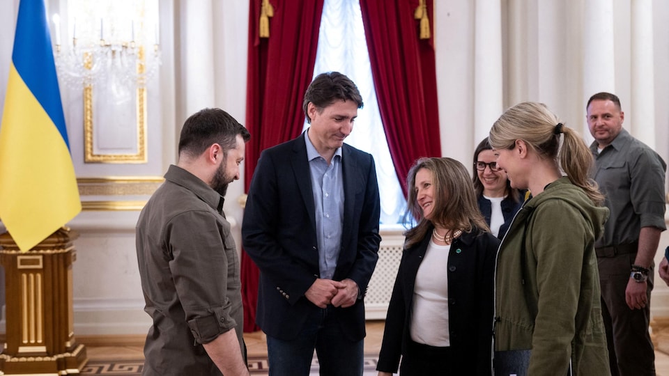 Volodymyr Zelensky speaks with Chrystia Freeland, who Justin Trudeau and Mélanie Joly are watching. 