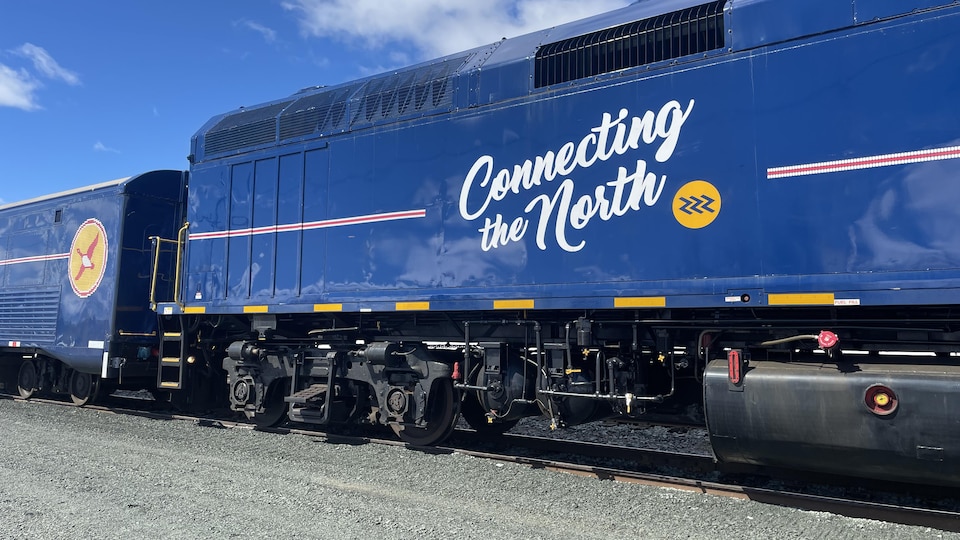 A train wagon with the inscription "connect the north".